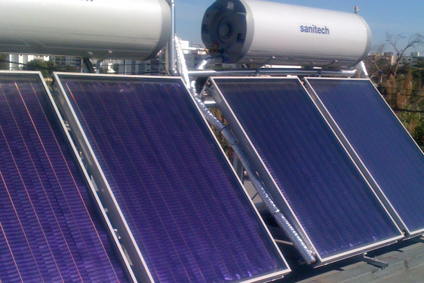 paineis solares, termosifão sanitech para aquecimento de águas, telhado