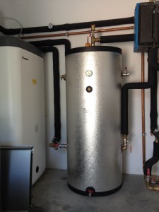 Sistema com depósito de águas quentes sanitárias