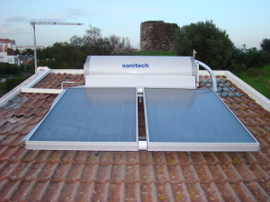 paineis solares, termosifão sanitech para aquecimento de águas, telhado, instalação doméstica